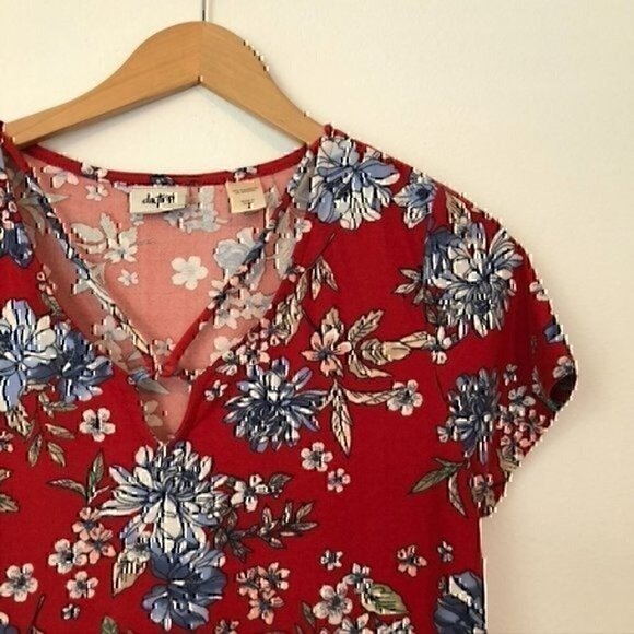 DAYTRIP BUCKLE Floral Strappy Top Red Blue White Short Sleeve Cutout Tee Small - Picture 4 of 7